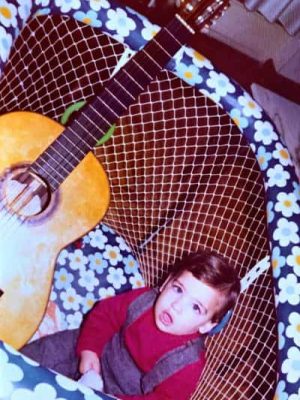 Jorge Neila y su primera guitarra española